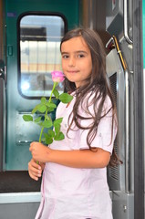 Mädchen mit Rose am Bahnhof