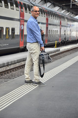 Mann am Bahnhof