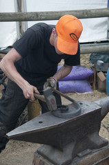 Ouvrier ferronnier travaillant le metal