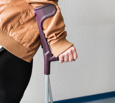 Patientin mit Gehst&uuml;tzen beim Arzt