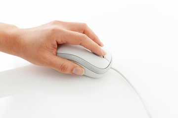 マウスを操作する手