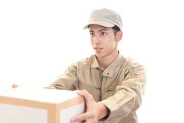 荷物を運ぶ笑顔の男性