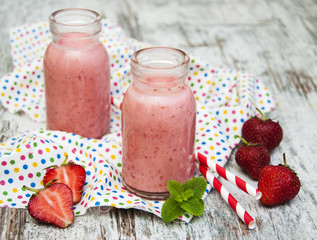 Strawberry fruit smoothies with fresh strawberries