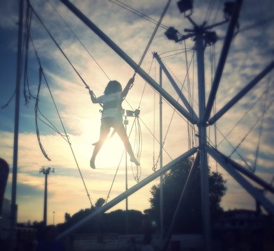 Bambina che gioca con le corde elastiche