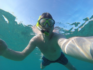 Mann schnorchelt im blauen Meer