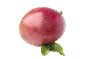 Манго целый и спелый с двумя листиками изолирован