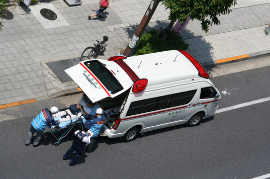 救護活動中の救急車と救急隊員