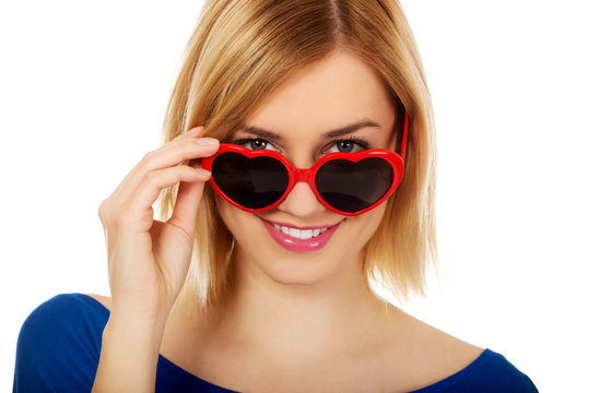 Casual woman in sunglasses.