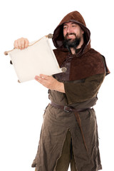 Abenteurer aus dem Mittelalter liest in einer Schriftrolle