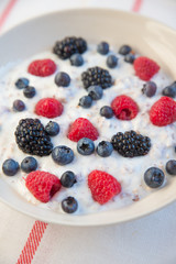 Joghurt mit Müsli und Beeren 