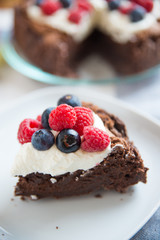 Schokoladentorte mit Sahne und Beeren
