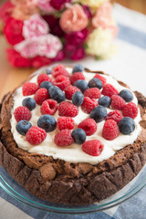 Schokoladentorte mit Sahne und Beeren