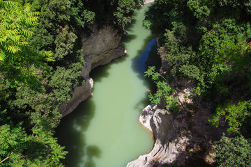 Vista panoramica dall'alto sul fiume Metauro