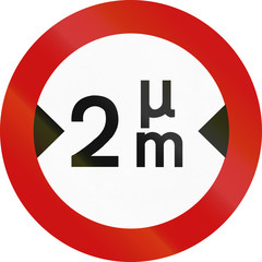 Greek sign prohibiting thoroughfare of vehicles with a width over 2 meters. The upper token is the Greek letter m/mu