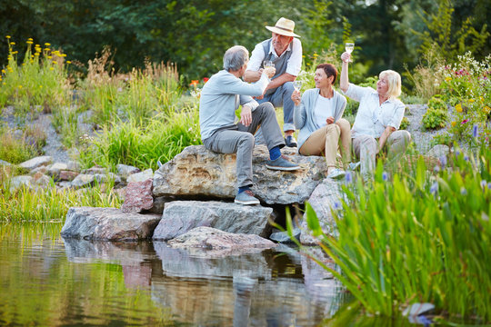 Senioren feiern Geburtstag mit Sekt