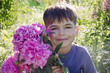 Chłopiec z kwiatami - obrazy, fototapety, plakaty