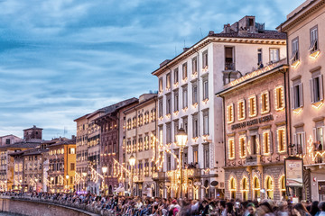 Obraz premium PISA, ITALY - JUNE 16, 2015: Tourists and locals in Lungarni for