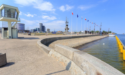 Port Gdynia - Molo Południowe z pomnikami 
