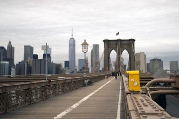 Fotobehang Brooklyn Bridge loopbrug in New York City op bewolkte dag © Allen.G