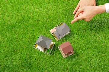 住宅模型と人間の手