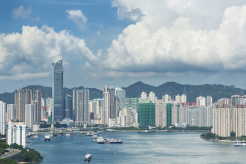 Naklejka premium Harbor and skyscraper in Hong Kong City