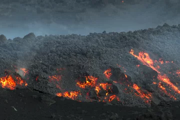Papier Peint photo Lavable Volcan Coulée de lave à l& 39 aube. Éruption du volcan Etna le 16 mai 2015