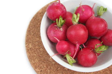 ravanelli su sfondo bianco