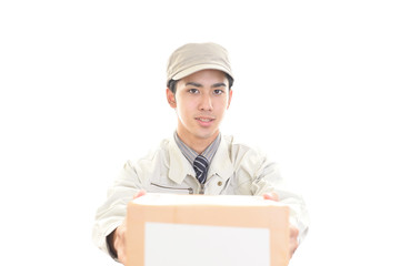 荷物を運ぶ笑顔の男性