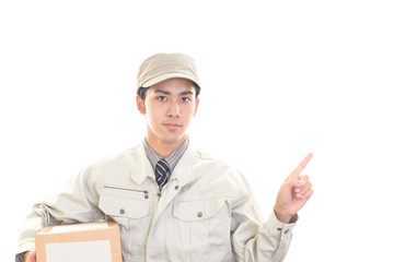 荷物を運ぶ笑顔の男性