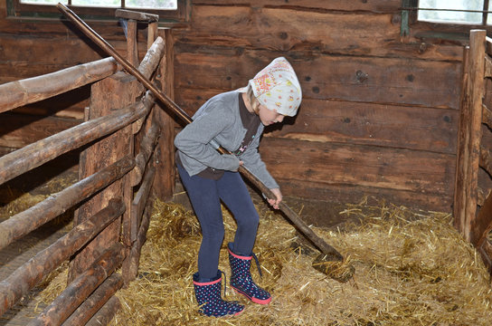am Bauernhof, Kind beim ausmisten
