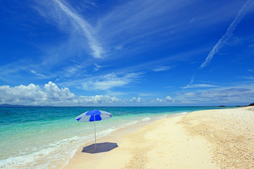 Fototapeta na wymiar 南国沖縄の美しい珊瑚の海と夏空