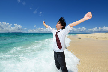 Fototapeta na wymiar 沖縄の美しいビーチで寛ぐ男性