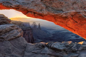 Photo sur Plexiglas Canyon Beau lever de soleil à Red Mesa Arch dans le parc national de Canyonlands, Utah, USA