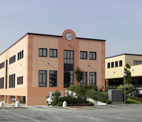 Edificio moderno con orologio