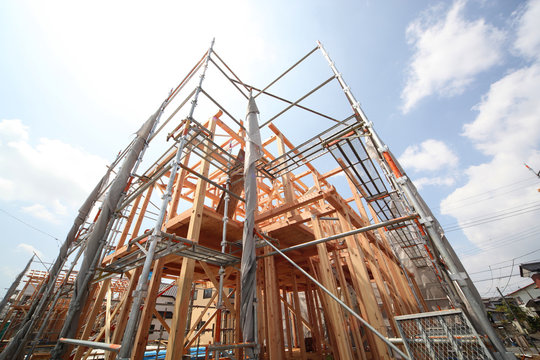 木造2階建て住宅の建築現場　イメージ　木造軸組工法　見上げる