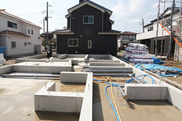 住宅の基礎工事　床下の配管　下水　給水　排水　給湯器のパイプ