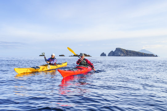 Zwei Sportler paddeln auf dem Meer nahe Lipari