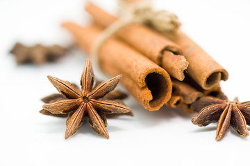 Obraz na płótnie Canvas Cnnamon sticks with anise star