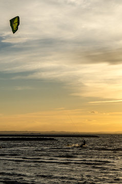 Kite surfer bei Sonnenuntergang vor Grande Motte