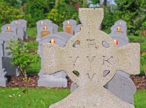 heldenhuldezerkje with avv vvk and graves of belgian soldiers fallen in world war 1 in oeren, flanders, belgium, selective focus