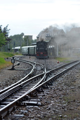 Fototapeta na wymiar Dampflokomotive im Regen am Bahnhof