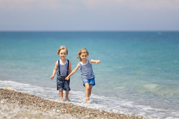 Naklejka premium Two kids on the beach