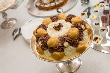 Torta di bignè e creme su coppa d'argento