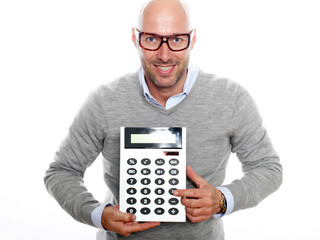 Mann mit Taschenrechner