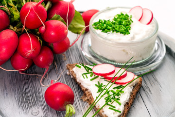 Quark mit Schnittlauch und Vollkornbrot