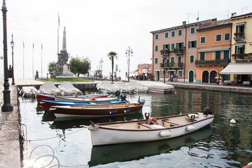 Fototapeta na wymiar view of the square in Lazise on Lake Garda