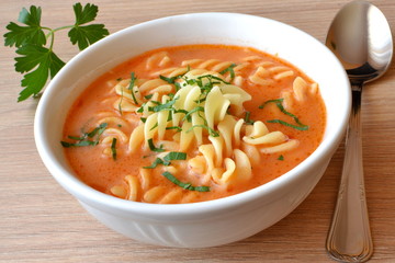zupa pomidorowa z makaronem - obrazy, fototapety, plakaty