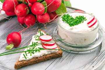 Quark mit Schnittlauch und Vollkornbrot