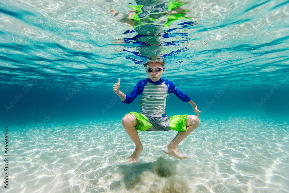 Canvas Prints Boy swimming underwater