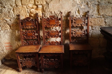 krzesełka w zamku Valdstejn - obrazy, fototapety, plakaty